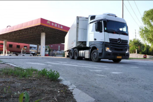 溫長偉：領(lǐng)鮮秘訣 全靠奔馳卡車“高手”護(hù)航