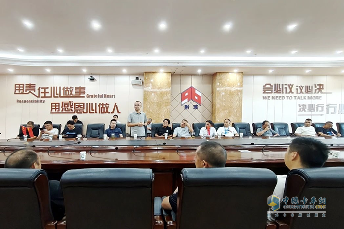 奮勇“黔”行 15輛東風(fēng)天龍KL燃?xì)廛?chē)交付貴州大客戶