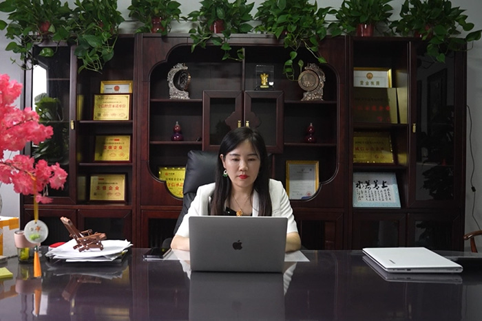 【發(fā)現(xiàn)信賴】綠色創(chuàng)領(lǐng)，比亞迪混動(dòng)輕卡與劉華共展未來(lái)
