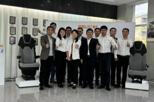 多款創(chuàng)新座椅亮相！伊思靈華泰東風(fēng)商用車設(shè)計(jì)創(chuàng)新技術(shù)交流展舉行