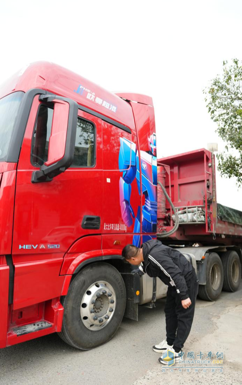 百公里省10L油！劉師傅：歐曼星翼520混動重卡運(yùn)輸砂石料高效節(jié)油效益好
