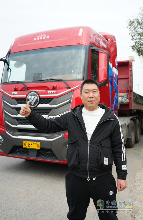 百公里省10L油！劉師傅：歐曼星翼520混動重卡運(yùn)輸砂石料高效節(jié)油效益好