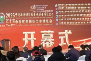 智領商用車新航道 陜汽重卡&卡爾動力無人駕駛重卡閃耀2025西部制博會