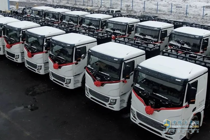綠動(dòng)啟程！百臺(tái)徐工純電動(dòng)牽引車(chē)閃耀西北