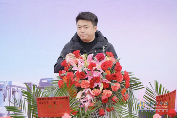 綠動(dòng)啟程！百臺(tái)徐工純電動(dòng)牽引車(chē)閃耀西北