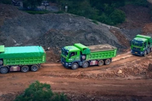 中國重汽汕德卡渣土車，全方位領(lǐng)航城建致富之路！