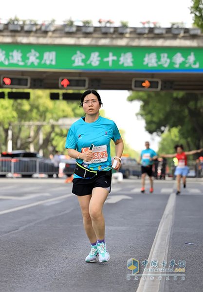挑戰(zhàn)自我！超越極限！堰馬賽道上，看東風(fēng)營銷人奔跑向未來