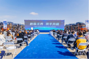 200臺悍V中置軸轎運(yùn)車交車！一汽解放與轎鐵物流戰(zhàn)略合作簽約儀式成功舉行