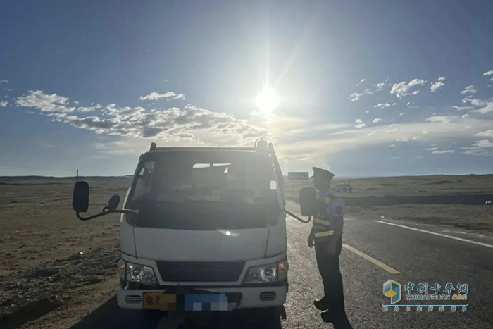 新疆阿勒泰查獲一危化品運(yùn)輸車未配備押運(yùn)員