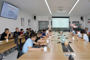 東風(fēng)商用車營銷事業(yè)部舉行“東風(fēng)陽光創(chuàng)新服務(wù)工作室”導(dǎo)師帶徒簽約儀式