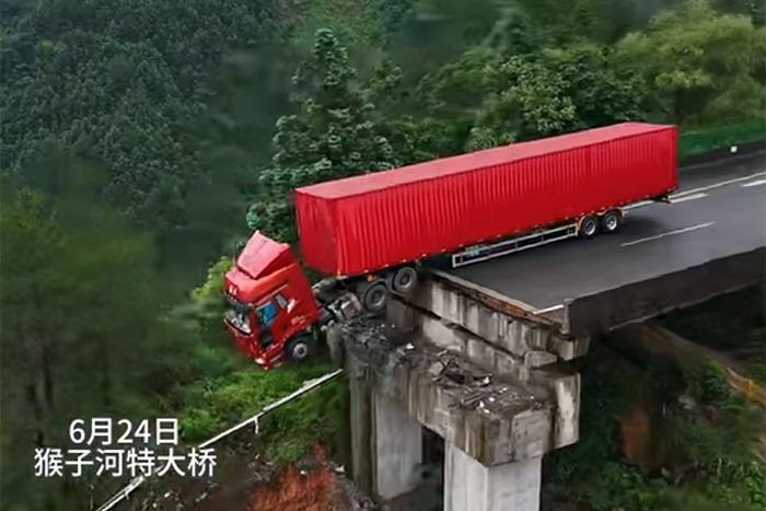 危急關頭，解放卡車硬核守護，駕駛員化險為夷！
