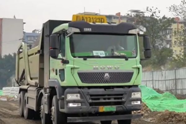 渣運(yùn)公司心頭好：“充電便宜跑得遠(yuǎn)，豪沃TX新能源自卸車巴適得板！”