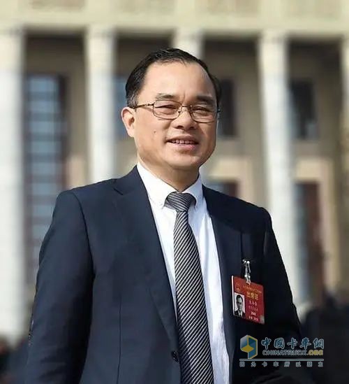 全國人大代表、長安汽車黨委書記、董事長朱華榮在2023年兩會(huì)提出《關(guān)于保障新能源汽車健康協(xié)同發(fā)展的建議》。