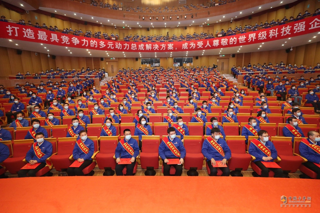 譚旭光二十多年來，帶領(lǐng)濰柴心無旁騖攻主業(yè)，扎根專業(yè)領(lǐng)域精心鉆研，掌握了一批別人拿不走、全國叫得響、全球立得住的自主可控關(guān)鍵核心技術(shù)