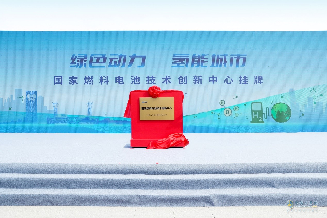 譚旭光二十多年來，帶領(lǐng)濰柴心無旁騖攻主業(yè)，扎根專業(yè)領(lǐng)域精心鉆研，掌握了一批別人拿不走、全國叫得響、全球立得住的自主可控關(guān)鍵核心技術(shù)