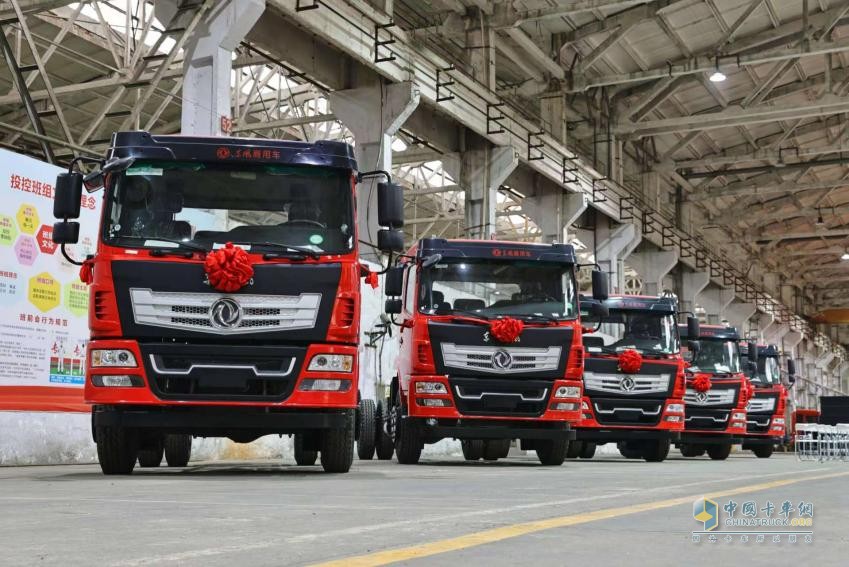 龍擎天下 錦程萬里 搭載龍擎DDi47的東風(fēng)隨專平板運輸車新品重磅發(fā)布