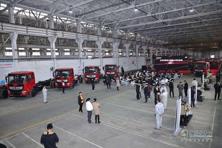 龍擎天下 錦程萬里 搭載龍擎DDi47的東風(fēng)隨專平板運輸車新品重磅發(fā)布