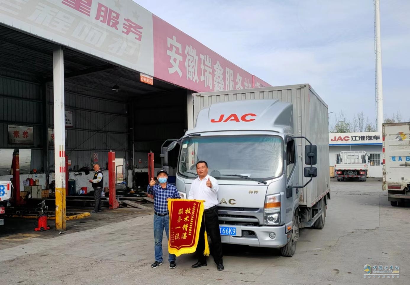 深夜救援、跟車(chē)維修，江淮1卡1號(hào)服務(wù)是卡友運(yùn)輸?shù)馁N心保障