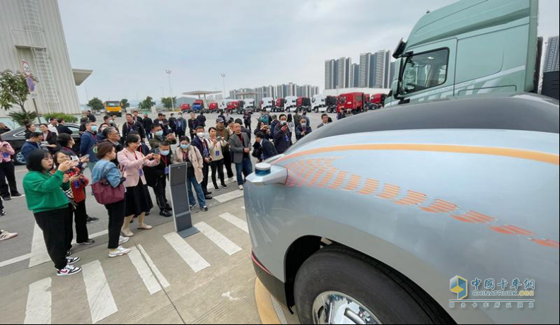 柳州汽車工業(yè)轉(zhuǎn)型“頭排兵”，東風(fēng)柳汽乘龍“秀肌肉”