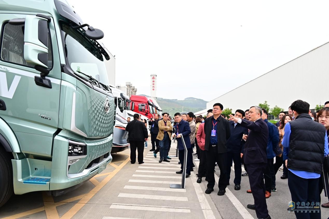 柳州汽車工業(yè)轉(zhuǎn)型“頭排兵”，東風(fēng)柳汽乘龍“秀肌肉”