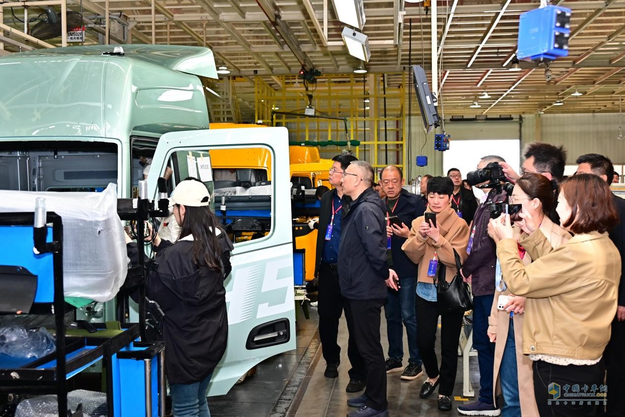 柳州汽車工業(yè)轉(zhuǎn)型“頭排兵”，東風(fēng)柳汽乘龍“秀肌肉”
