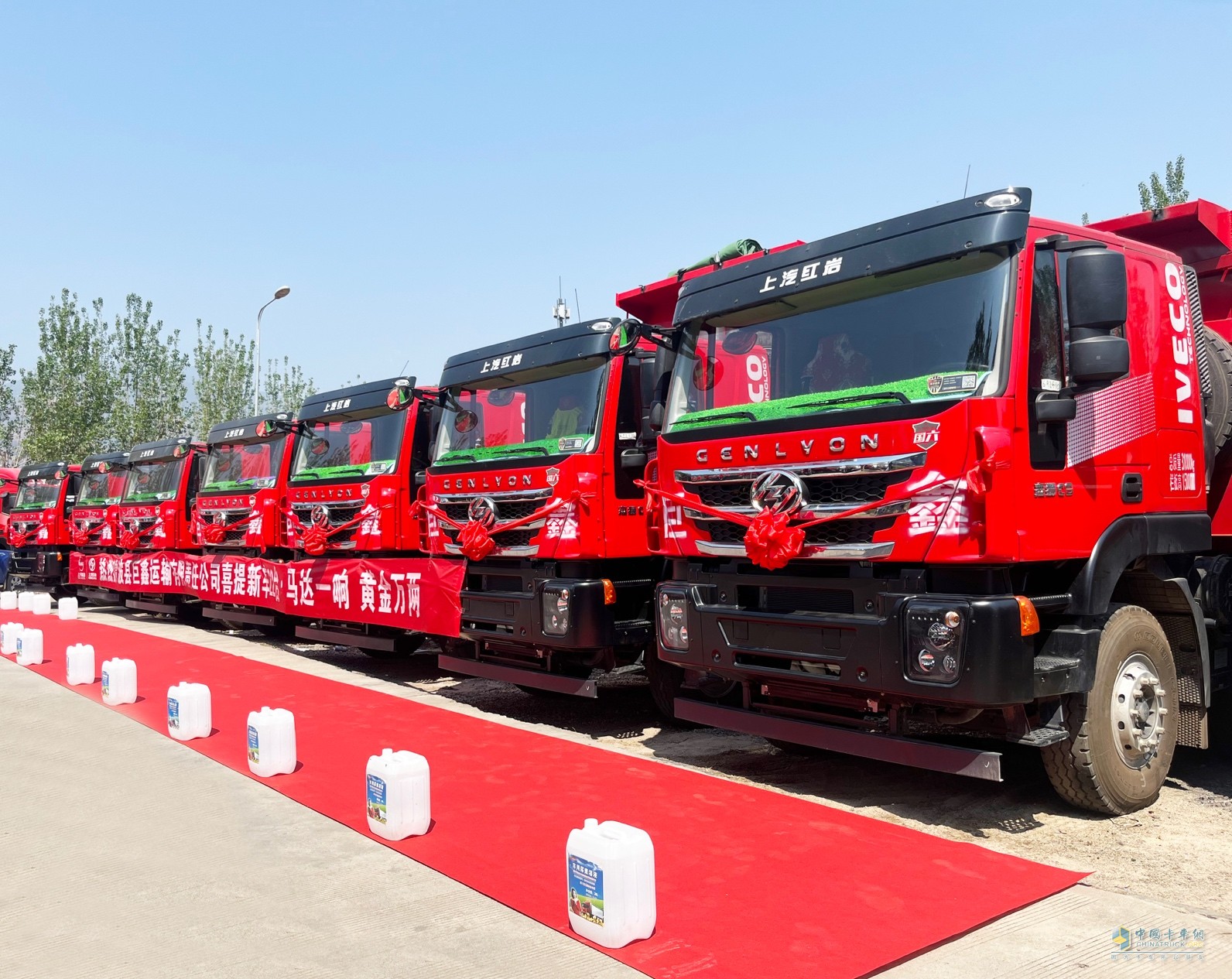 助力涼山州礦業(yè)高效運(yùn)輸，紅巖杰獅自卸車批量交付四川用戶