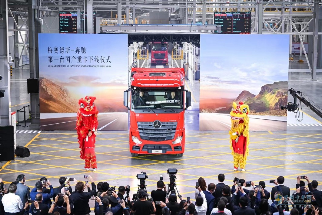 【見(jiàn)證品牌力量】“打動(dòng)中國(guó)心”！奔馳卡車榮膺“卓越品牌創(chuàng)新傳播金獎(jiǎng)”