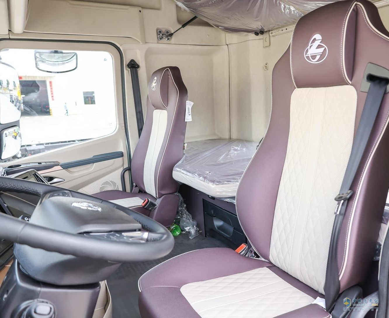 乘龍H5V、乘龍H7喜獲“金蜂盛典”卡車兄弟信賴車型獎