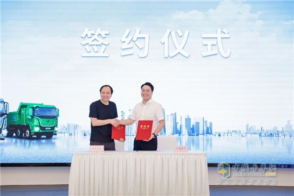 現(xiàn)場(chǎng)簽約超百臺(tái)！宇通重卡全系新品亮相南京