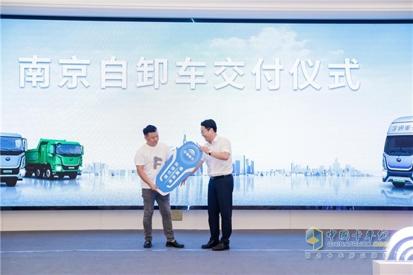 現(xiàn)場(chǎng)簽約超百臺(tái)！宇通重卡全系新品亮相南京