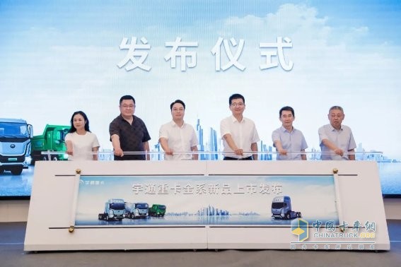 現(xiàn)場(chǎng)簽約超百臺(tái)！宇通重卡全系新品亮相南京