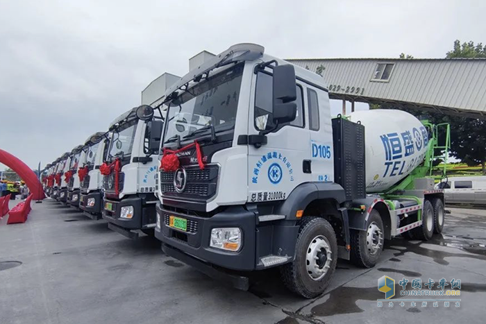 綠色發(fā)展 陜汽德龍M3000S新能源攪拌車(chē)批量交付