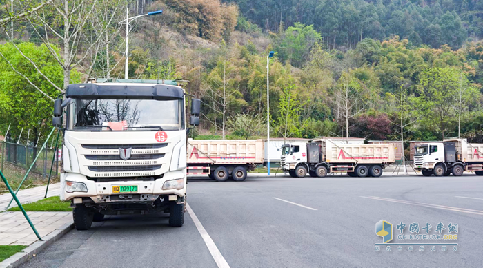 現(xiàn)場交付30臺！聯(lián)合重卡新能源車型助力電動宜賓綠色發(fā)展