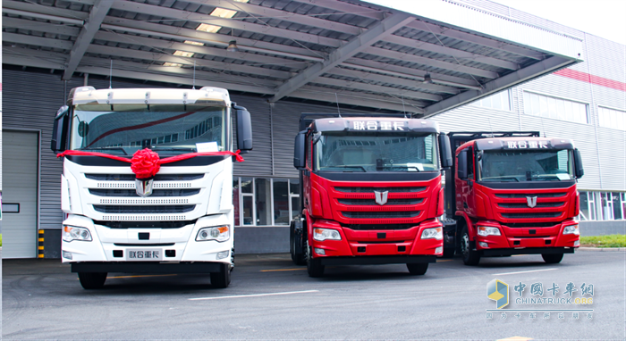 現(xiàn)場交付30臺！聯(lián)合重卡新能源車型助力電動宜賓綠色發(fā)展