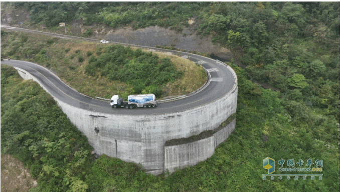重卡劈彎戰(zhàn)天路！宇通新能源山地性能挑戰(zhàn)完美收官