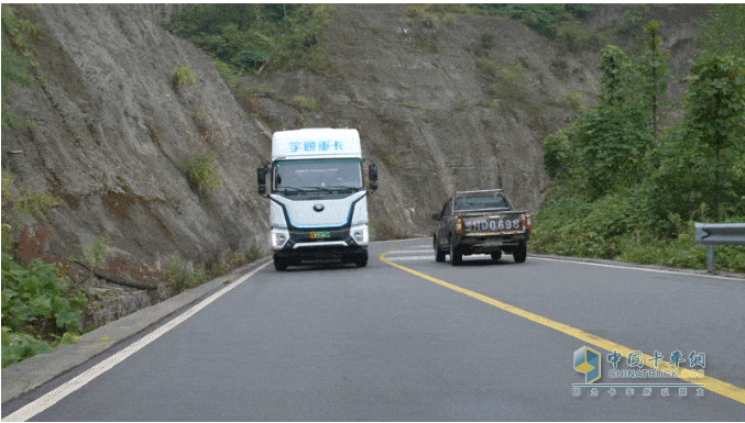 重卡劈彎戰(zhàn)天路！宇通新能源山地性能挑戰(zhàn)完美收官