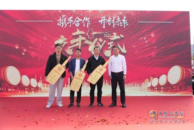 53輛龍擎AMT?；癄恳?chē)交付寧波客戶