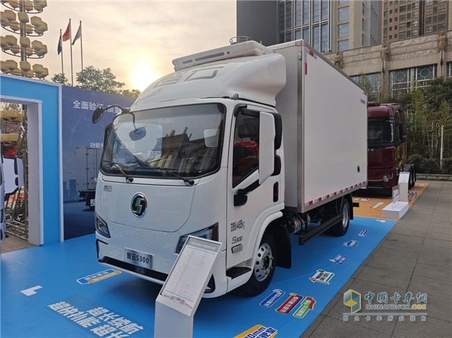 陜汽商用車2025合作伙伴大會多款明星產(chǎn)品亮相  引燃用戶關(guān)注熱潮