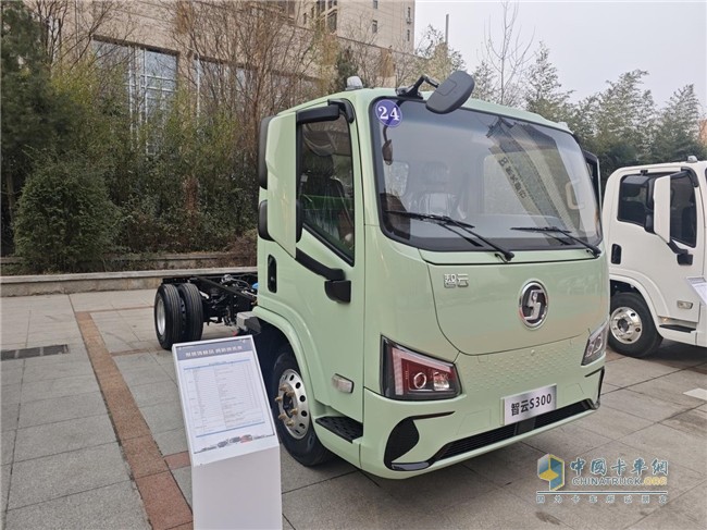 陜汽商用車2025合作伙伴大會多款明星產(chǎn)品亮相  引燃用戶關(guān)注熱潮