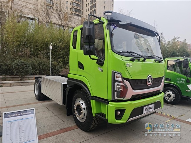 陜汽商用車2025合作伙伴大會多款明星產(chǎn)品亮相  引燃用戶關(guān)注熱潮