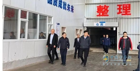 陜汽重卡同朔區(qū)域服務(wù)轉(zhuǎn)型 “陜耀店戰(zhàn)略簽署暨批量交車儀式”圓滿落幕！