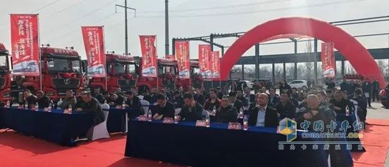 陜汽重卡同朔區(qū)域服務(wù)轉(zhuǎn)型 “陜耀店戰(zhàn)略簽署暨批量交車儀式”圓滿落幕！