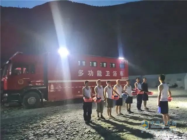 森源鴻馬淋浴車強化應急救援后勤保障：溫暖一線人員