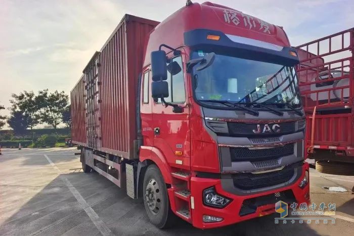 嘎嘎好，江淮格爾發(fā)快遞載貨車幫助東北老鐵生意節(jié)節(jié)高