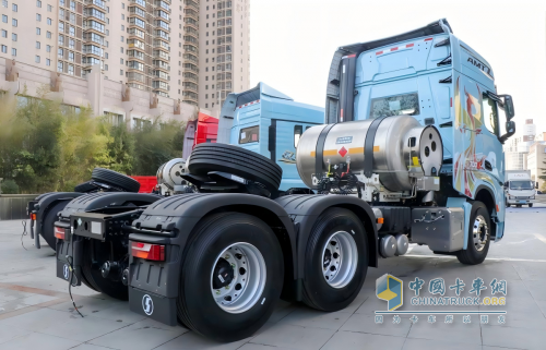 陜汽延安S700 LNG牽引車省氣又多拉，讓運(yùn)輸更賺錢