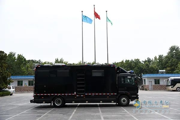 森源鴻馬多功能宿營(yíng)車(chē)奔赴湖南 筑牢警務(wù)后勤防線
