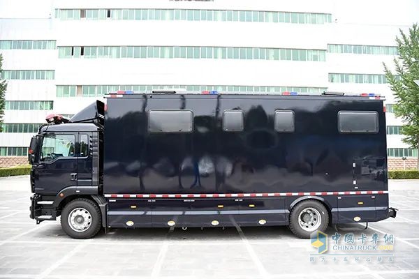 森源鴻馬多功能宿營(yíng)車(chē)奔赴湖南 筑牢警務(wù)后勤防線
