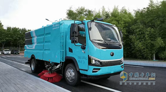 節(jié)能潔凈雙突破！宇通環(huán)衛(wèi)12噸純電動掃路車輕松實(shí)現(xiàn)高效作業(yè)！