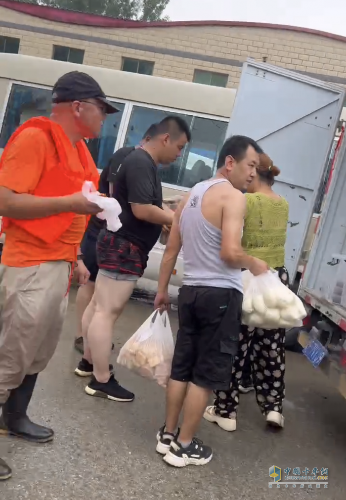 天災(zāi)無情人有情，東風(fēng)途逸李師傅、樊先生挺身而出助力抗洪救災(zāi)