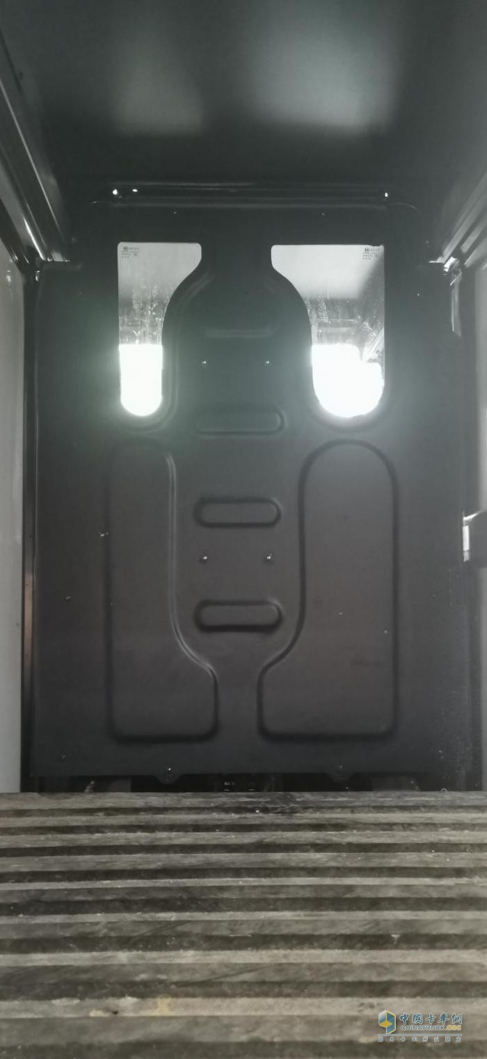 在最新一批工信部公告中，記者發(fā)現(xiàn)了來(lái)自福田汽車(chē)的一輛“萌寵”型燃料電池廂式運(yùn)輸車(chē)。